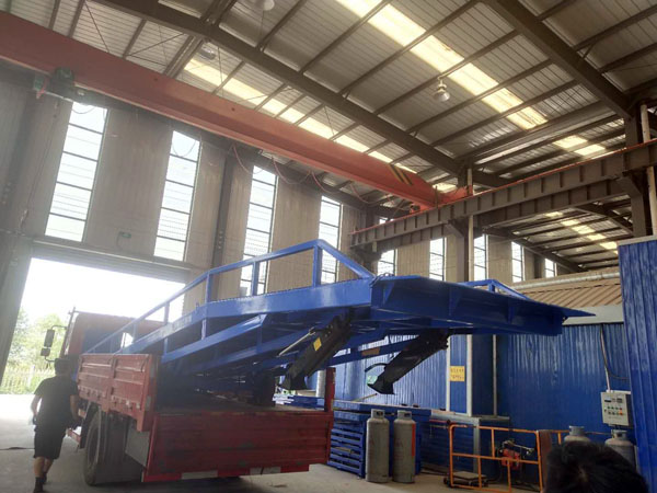 液壓登車(chē)橋 液壓登車(chē)橋